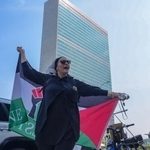 　米ニューヨークの国連本部の前に立つパレスチナの支持者＝４日（ゲッティ＝共同）
