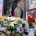 　大阪・道頓堀のビル火災で、現場付近に設置された献花台＝２０日午後