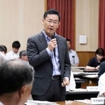 　リニア中央新幹線の工事による影響を議論する静岡県の専門部会であいさつする平木省副知事＝２０日午前、静岡県庁