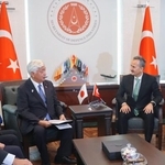 　トルコのギョルギュン国防産業庁長官（右）と会談する中谷防衛相＝１９日、アンカラ（共同）