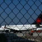 　カナダ・トロントのピアソン国際空港に駐機するエア・カナダ機＝１４日（ゲッティ＝共同）
