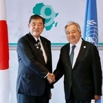 　会談前に握手する国連のグテレス事務総長（右）と石破首相＝２０日午後、横浜市（代表撮影）