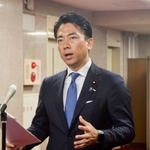 　記者団の取材に応じる小泉農相＝２０日午前、農水省