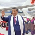 　中国チベット自治区の空港に到着した習近平国家主席。中国国営中央テレビが２０日放映した（同テレビの映像から、共同）