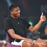 　トークショーでファンの質問にポーズで答えるＮＢＡレーカーズの八村＝ＩＧアリーナ