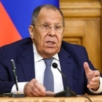 　２０日、モスクワでヨルダン外相との共同記者会見で話すロシアのラブロフ外相（タス＝共同）