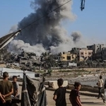 　イスラエル軍の攻撃後に立ち上る煙＝２０日、ガザ北部ジャバリヤ（ゲッティ＝共同）