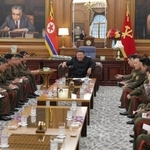 　北朝鮮・平壌の朝鮮労働党中央委員会本部庁舎で、金正恩党総書記（中央）と面会する軍の指揮官たち＝２０日（朝鮮中央通信＝共同）