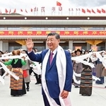 　２０日、中国チベット自治区ラサに到着した習近平国家主席（新華社＝共同）