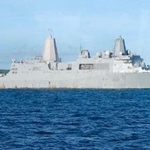 　米海軍のドック型輸送揚陸艦ニューオーリンズ＝２０日、沖縄県うるま市沖（中城海上保安部提供）