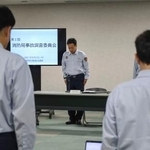 　大阪・道頓堀のビル火災を巡る事故調査委員会の初会合で、黙とうする出席者＝２１日午前、大阪市西区