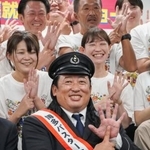 　福岡市博多区の「博多バスターミナル」で一日館長を務めたお笑いトリオ「ロバート」の秋山竜次さん＝２１日午前