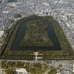 　堺市の仁徳天皇陵（大山古墳）＝４月