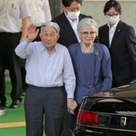 　ＪＲ軽井沢駅前で集まった人たちに手を振られる上皇ご夫妻＝２１日午後、長野県軽井沢町（代表撮影）