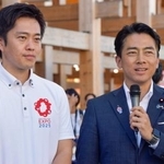 　大阪・関西万博の会場を視察後、記者団の取材に応じる小泉農相（右）と大阪府の吉村洋文知事＝２１日午後、大阪市此花区の夢洲