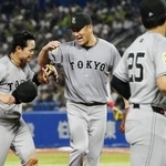 　５回を投げ終え、ベンチに戻る巨人・田中将。左は二塁手中山＝神宮