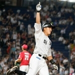 　４回、３ランを放ち、ガッツポーズするロッテ・山口。２０日の試合から４打席連続本塁打とし、パ・リーグ記録に並んだ＝ＺＯＺＯマリン