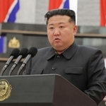 　朝鮮人民軍の海外作戦部隊の武勲をたたえる表彰式で演説する北朝鮮の金正恩朝鮮労働党総書記＝平壌（朝鮮中央通信＝共同）