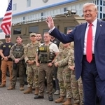 　２１日、米ワシントンで州兵と話すトランプ大統領（ＡＰ＝共同）