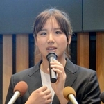 　記者会見するスノーボード女子の三木つばき＝２２日、浜松市