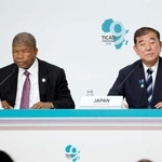 　第９回「アフリカ開発会議（ＴＩＣＡＤ）」で共同議長を務めた石破首相（右）と、共同記者会見するアンゴラのロウレンソ大統領＝２２日午前、横浜市