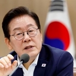 　２２日、ソウルの韓国大統領府で開いた会議で発言する李在明大統領（聯合＝共同）