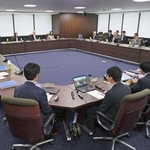 　最低賃金（時給）の２０２５年度改定額の目安を取りまとめた中央最低賃金審議会の小委員会＝４日、厚労省