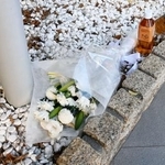 　住人の女性が刺殺されたマンションに供えられた花束など＝２２日午後５時１１分、神戸市中央区