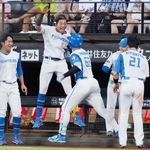 　７回、決勝打となった勝ち越しソロを放った万波（手前中央）を迎える水谷（左から２人目）ら日本ハムナイン＝エスコンフィールド