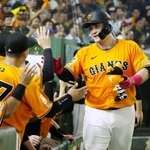 　７回、３ランを放ち、ナインに迎えられる巨人・リチャード＝東京ドーム