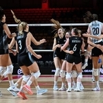 　バレーボール女子の世界選手権、チェコ戦で喜ぶアルゼンチンの選手たち＝２２日、ナコンラチャシマ（ゲッティ＝共同）