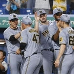 　ヤクルトに勝利しナインを迎える阪神・藤川監督（左端）＝神宮