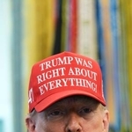 　ホワイトハウスの大統領執務室で話すトランプ米大統領＝２２日、ワシントン（ＡＰ＝共同）