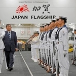 　海上自衛隊の護衛艦「かが」で、儀仗（ぎじょう）隊を巡閲する石破首相（左から２人目）＝２３日午前、神奈川県横須賀市の海自横須賀基地（代表撮影）