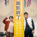 　ＮＨＫの連続テレビ小説「あんぱん」の撮影が終了し、笑顔を見せる今田美桜さん（左）と北村匠海さん