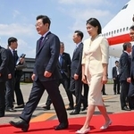 　羽田空港に到着した韓国の李在明大統領（中央左）と妻の金恵景氏＝２３日午前