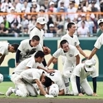 　沖縄尚学に敗れ肩を落とす日大三ナイン。右手前は三木監督＝甲子園