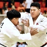 　全日本実業個人選手権の男子１００キロ超級決勝で攻める斉藤立（右）＝ベイコム総合体育館
