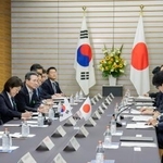 　韓国の李在明大統領（左から２人目）と会談する石破首相（右から２人目）＝２３日午後、首相官邸