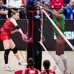 　１次リーグのカメルーン戦でスパイクを放つ石川（左）＝バンコク（Ｖｏｌｌｅｙｂａｌｌ　Ｗｏｒｌｄ提供・共同）
