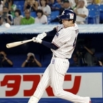 　９回ヤクルト１死満塁、太田が右犠飛を放つ＝神宮