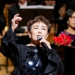 　日中文化交流コンサートでステージに立つ加藤登紀子さん＝２３日、中国黒竜江省ハルビン（共同）