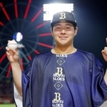 　プロ初勝利を挙げ、ポーズをとるオリックス・川瀬＝楽天モバイルパーク