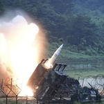 　米韓合同軍事演習で韓国から日本海に向けて発射される米国の地対地ミサイル「ＡＴＡＣＭＳ」＝２０１７年７月（韓国国防省提供・ゲッティ＝共同）