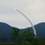 　北朝鮮のミサイル総局が行った新型対空ミサイルの発射実験＝２３日（朝鮮中央通信＝共同）