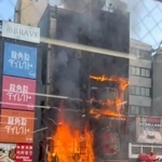 　１８日、火災が発生した大阪・道頓堀のビル。炎が壁を伝って燃え広がった（近隣店舗従業員提供）