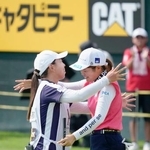 　優勝し、キャディーを務めた吉田弓美子（左）から祝福される桜井心那＝大箱根ＣＣ