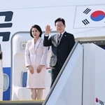 　米国のワシントンへ向けて羽田空港を出発する韓国の李在明大統領と妻の金恵景氏＝２４日午後（代表撮影）