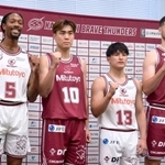 　バスケットボールＢリーグ１部の川崎に新加入したリスティッチ（右端）＝２４日、川崎市