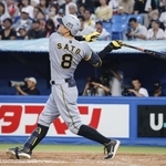 　４回阪神無死、佐藤輝が右越えに本塁打を放つ＝神宮